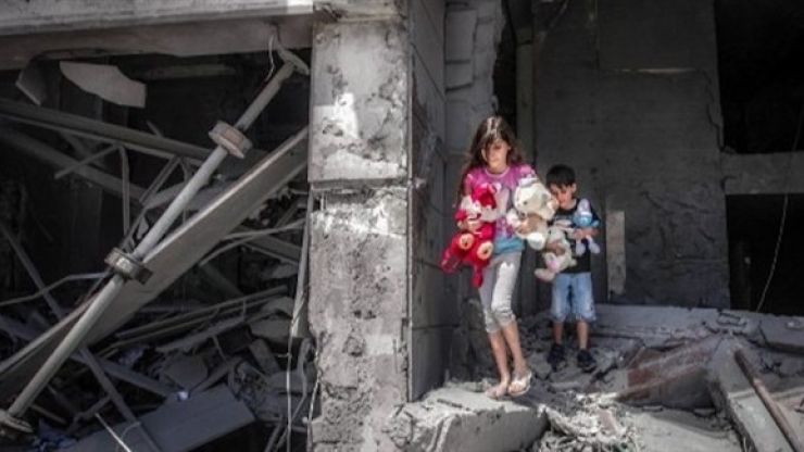 تقرير ... يعيشون طفولتهم فوق الأنقاض في غزة