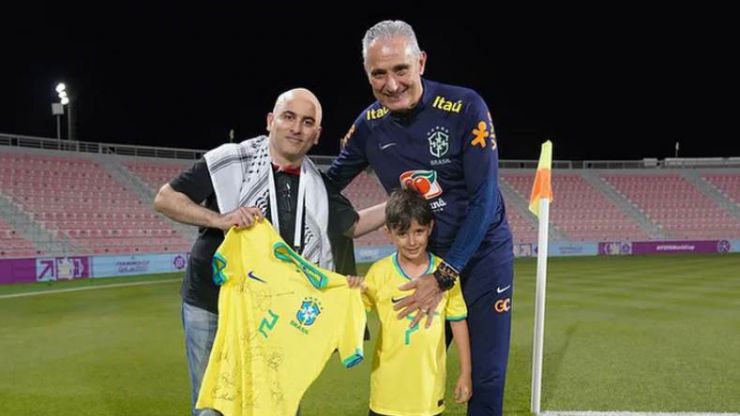 تقرير | مدرب البرازيل يبحث عن مشجع عربي يتوشح بعلم فلسطين 